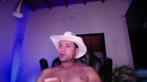 Snapshot of maxi_mux1 chatting on December 23, 5:28 am MAXI online show from December 23, 5:28 am