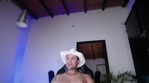 Snapshot of maxi_mux1 chatting on December 24, 6:11 am MAXI online show from December 24, 6:11 am