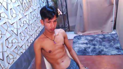 Snapshot of maxiebunny99 chatting on February 8, 4:04 pm Reyn online show from February 8, 4:04 pm