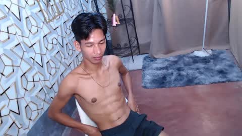 Snapshot of maxiebunny99 chatting on February 16, 11:05 pm Reyn online show from February 16, 11:05 pm