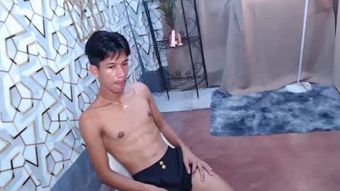 Snapshot of maxiebunny99 chatting on February 20, 6:02 pm Reyn online show from February 20, 6:02 pm