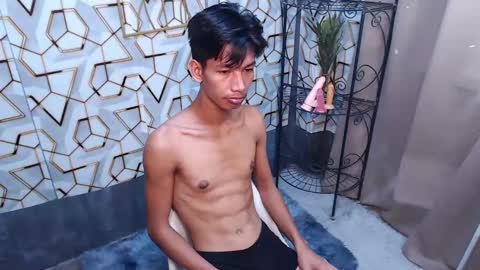 Snapshot of maxiebunny99 chatting on February 24, 11:52 pm Reyn online show from February 24, 11:52 pm