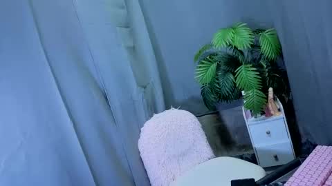 Snapshot of maxiebunny99 chatting on October 14, 5:14 pm Reyn online show from October 14, 5:14 pm