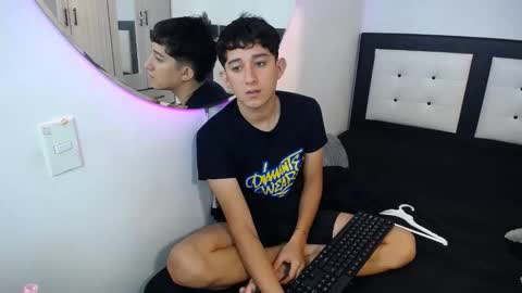 Snapshot of maximo_and_isa chatting on November 4, 8:19 pm -- maximo and isa -- online show from November 4, 8:19 pm