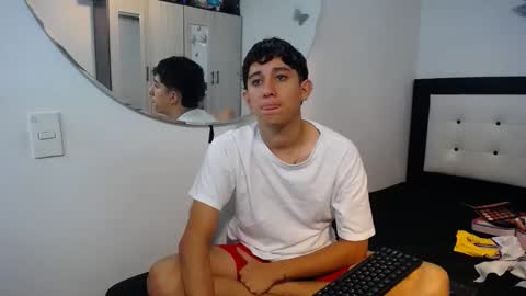 Snapshot of maximo_and_isa chatting on November 19, 4:01 am -- maximo and isa -- online show from November 19, 4:01 am