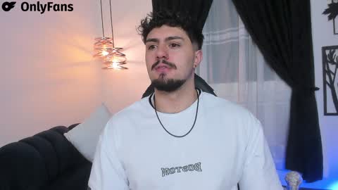 Snapshot of maximo_rodriguez chatting on February 3, 5:40 am Maximo online show from February 3, 5:40 am