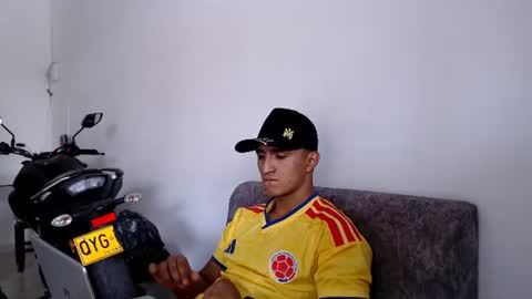 Snapshot of maximo_sebastian chatting on June 23, 9:46 pm Maximo Sebastian online show from June 23, 9:46 pm