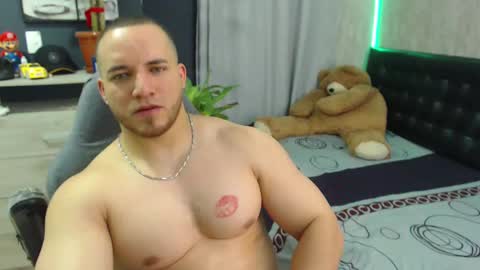 Snapshot of maximussantorini chatting on December 10, 8:40 am maximus online show from December 10, 8:40 am