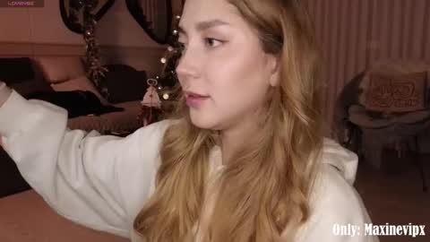 Snapshot of maxine_8 chatting on December 19, 1:12 am Maxine online show from December 19, 1:12 am