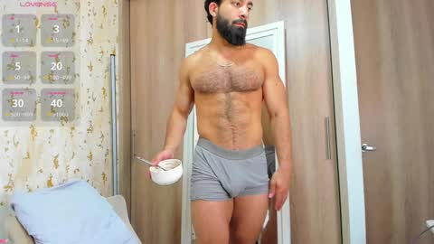 Snapshot of maxstrong01 chatting on January 21, 2:00 am Max online show from January 21, 2:00 am