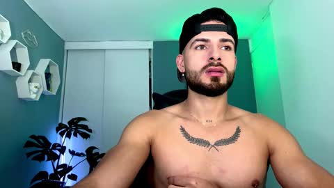 Snapshot of maxtowers chatting on November 5, 2:44 am Maxi online show from November 5, 2:44 am