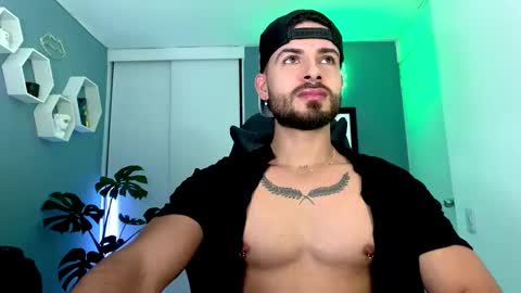 Snapshot of maxtowers chatting on November 13, 3:05 am Maxi online show from November 13, 3:05 am