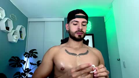 Snapshot of maxtowers chatting on November 13, 10:52 pm Maxi online show from November 13, 10:52 pm