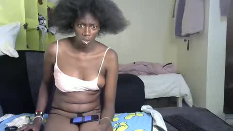 Snapshot of maxxinepetite chatting on February 16, 11:26 pm maxxinepetite online show from February 16, 11:26 pm