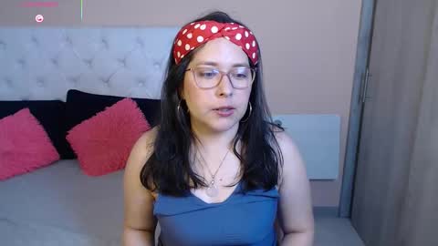 Snapshot of may_bloom chatting on December 19, 12:39 am May online show from December 19, 12:39 am