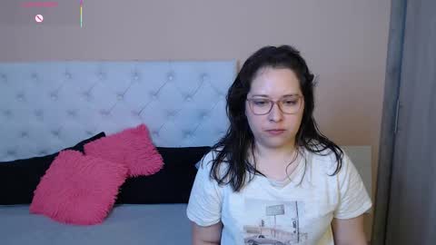 Snapshot of may_bloom chatting on January 17, 12:59 am May online show from January 17, 12:59 am