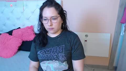 Snapshot of may_bloom chatting on January 17, 8:01 pm May online show from January 17, 8:01 pm