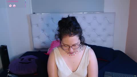 Snapshot of may_bloom chatting on March 6, 8:27 pm May online show from March 6, 8:27 pm