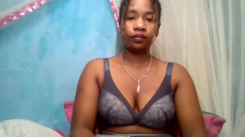 Snapshot of mayrah5 chatting on June 7, 6:39 am mayrah online show from June 7, 6:39 am