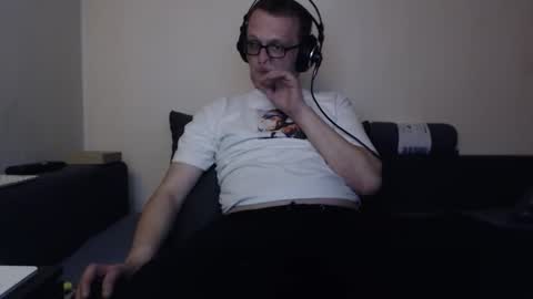 Snapshot of mcmike_es chatting on October 24, 7:21 pm Mike online show from October 24, 7:21 pm