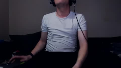 Snapshot of mcmike_es chatting on December 5, 8:27 pm Mike online show from December 5, 8:27 pm