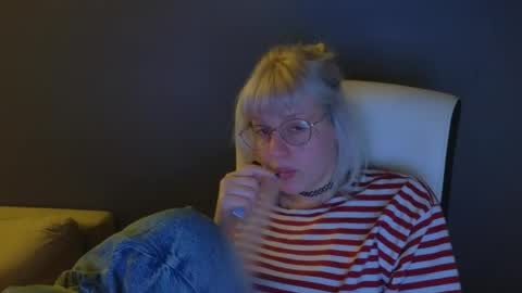 Snapshot of me1roze chatting on May 16, 12:40 am Roze online show from May 16, 12:40 am