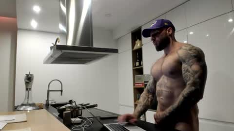 Snapshot of mealphamale chatting on June 21, 6:32 pm Alpha Male online show from June 21, 6:32 pm