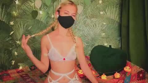 meeeewmeeeeow online show from October 29, 8:32 pm