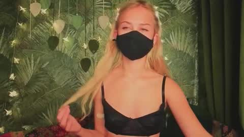 Snapshot of meeeewmeeeeow chatting on November 3, 9:48 pm meeeewmeeeeow online show from November 3, 9:48 pm