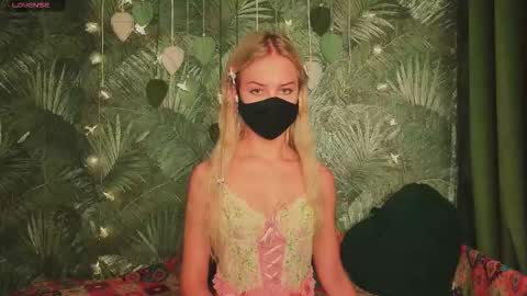 Snapshot of meeeewmeeeeow chatting on November 7, 4:01 am meeeewmeeeeow online show from November 7, 4:01 am