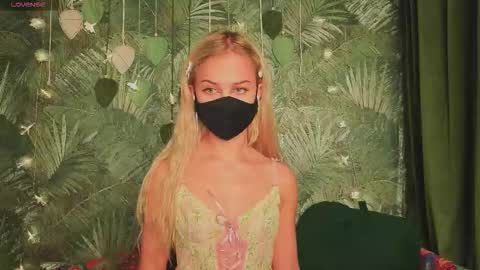 Snapshot of meeeewmeeeeow chatting on November 7, 8:31 pm meeeewmeeeeow online show from November 7, 8:31 pm