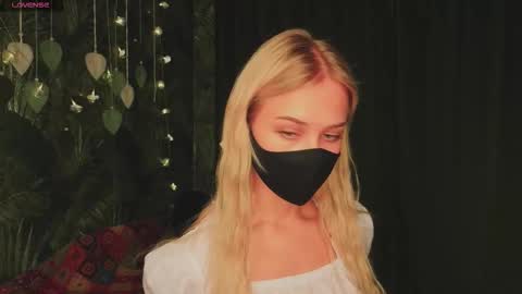 Snapshot of meeeewmeeeeow chatting on November 23, 8:41 pm meeeewmeeeeow online show from November 23, 8:41 pm