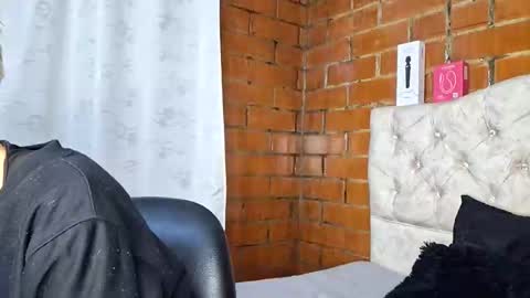 Snapshot of megan_coop3r_ chatting on May 23, 12:27 am Megan and sophi online show from May 23, 12:27 am