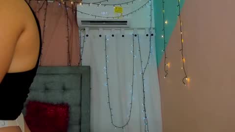 Snapshot of megan_kis9 chatting on December 7, 3:52 pm megan online show from December 7, 3:52 pm