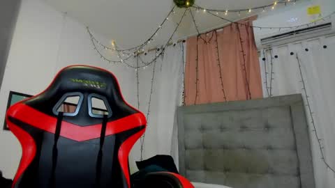 Snapshot of megan_kis9 chatting on February 22, 6:19 pm megan online show from February 22, 6:19 pm