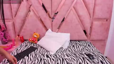 Snapshot of megan_latinn chatting on June 3, 3:53 am megan_latinn online show from June 3, 3:53 am