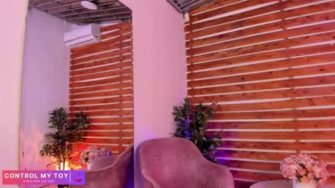 Snapshot of megan_raiin chatting on December 2, 7:36 am megan_raiin online show from December 2, 7:36 am