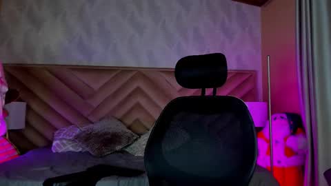 megan_shyne online show from December 4, 8:23 am