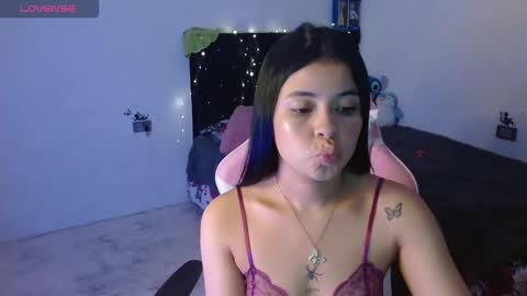 Snapshot of megan_ve chatting on December 16, 2:05 am Carolina online show from December 16, 2:05 am