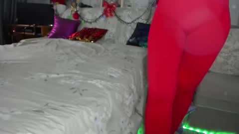 Snapshot of meganfox3325 chatting on December 3, 8:00 am Nicki--------- Welcome to my Room online show from December 3, 8:00 am