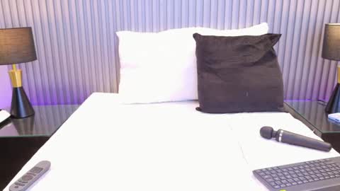 Snapshot of meganreed_ chatting on May 7, 10:37 pm Megan online show from May 7, 10:37 pm