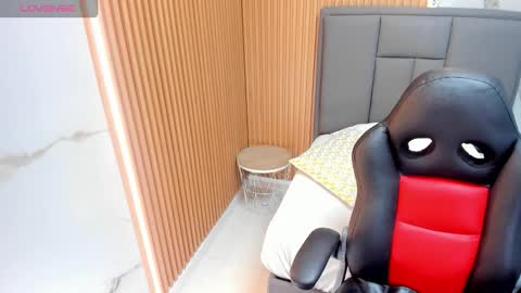 M E G A N  online show from October 28, 12:41 pm