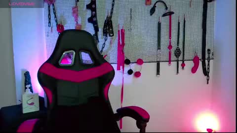 Snapshot of meggan_greey chatting on December 1, 7:36 pm Your best slave online show from December 1, 7:36 pm