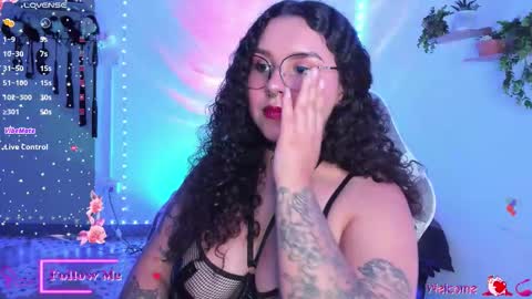 Snapshot of meggan_millerr chatting on December 5, 3:26 am online show from December 5, 3:26 am