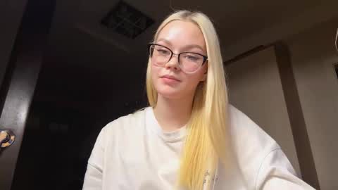 Mia online show from February 16, 7:43 pm