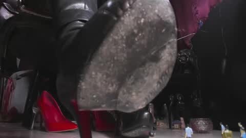 Snapshot of megoddessara chatting on December 12, 4:37 am Goddess Sara online show from December 12, 4:37 am