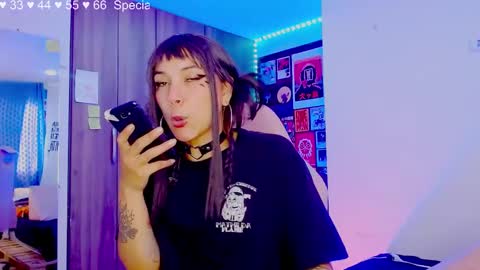 Snapshot of mel_dahlia chatting on February 4, 8:38 pm Melissa - - Please help me to reach 100 thumbs up online show from February 4, 8:38 pm