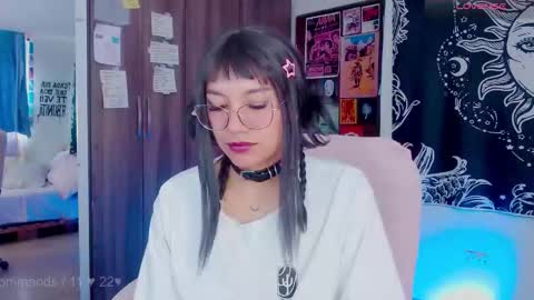 Snapshot of mel_dahlia chatting on September 24, 2:31 pm Melissa - - Please help me to reach 100 thumbs up online show from September 24, 2:31 pm