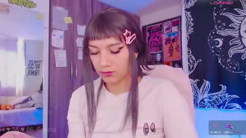 Snapshot of mel_dahlia chatting on September 26, 5:17 pm Melissa - - Please help me to reach 100 thumbs up online show from September 26, 5:17 pm