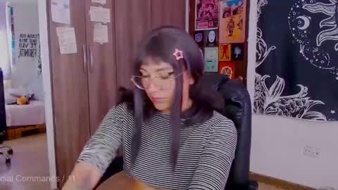 Snapshot of mel_dahlia chatting on October 16, 4:30 pm Melissa - - Please help me to reach 100 thumbs up online show from October 16, 4:30 pm